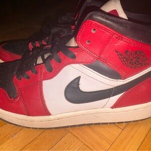 Jordan 1 mid chicago black toe size 8